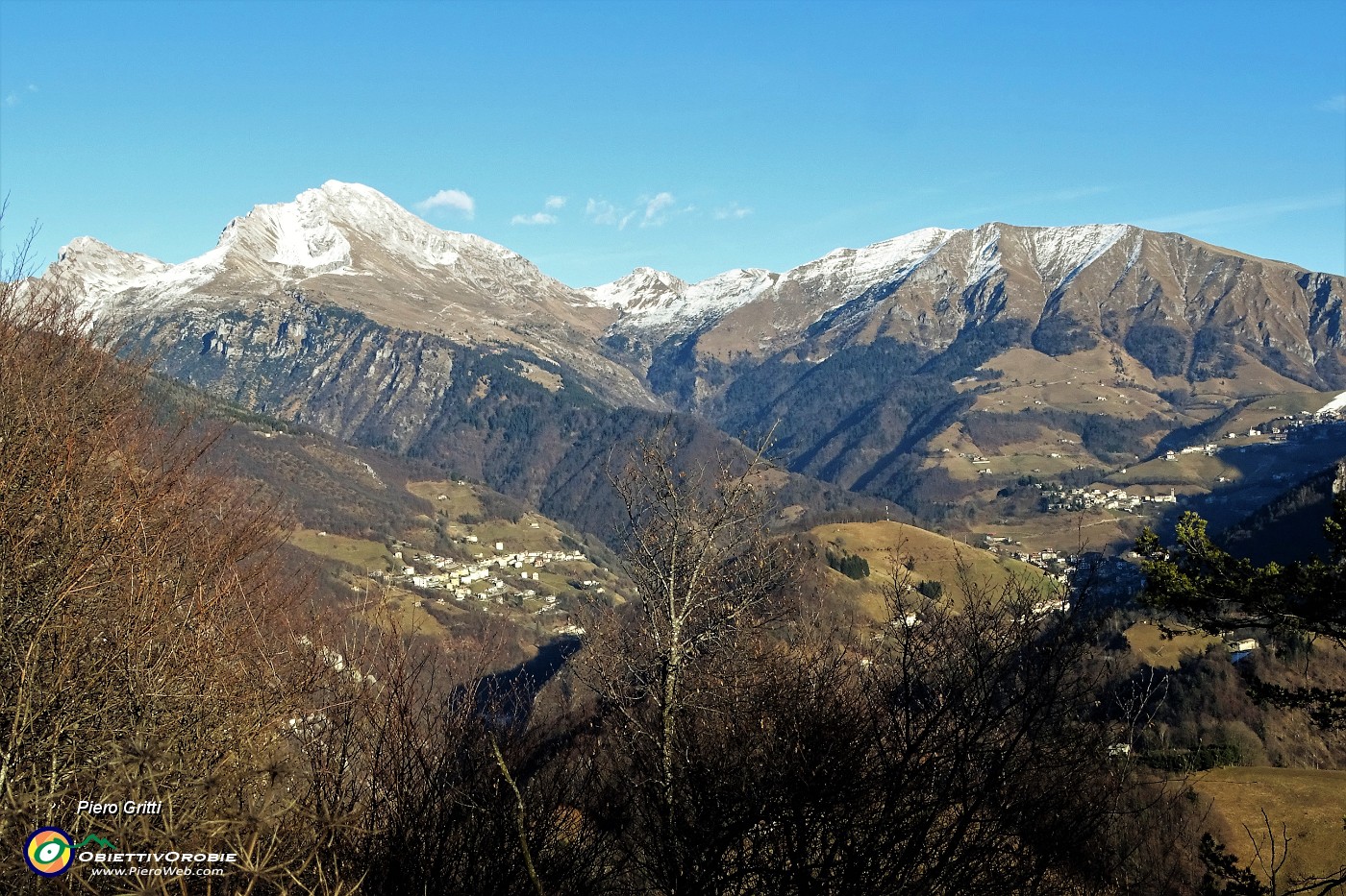 29 Vista sulla conca di Oltre il Colle, in Arera e Grem.JPG